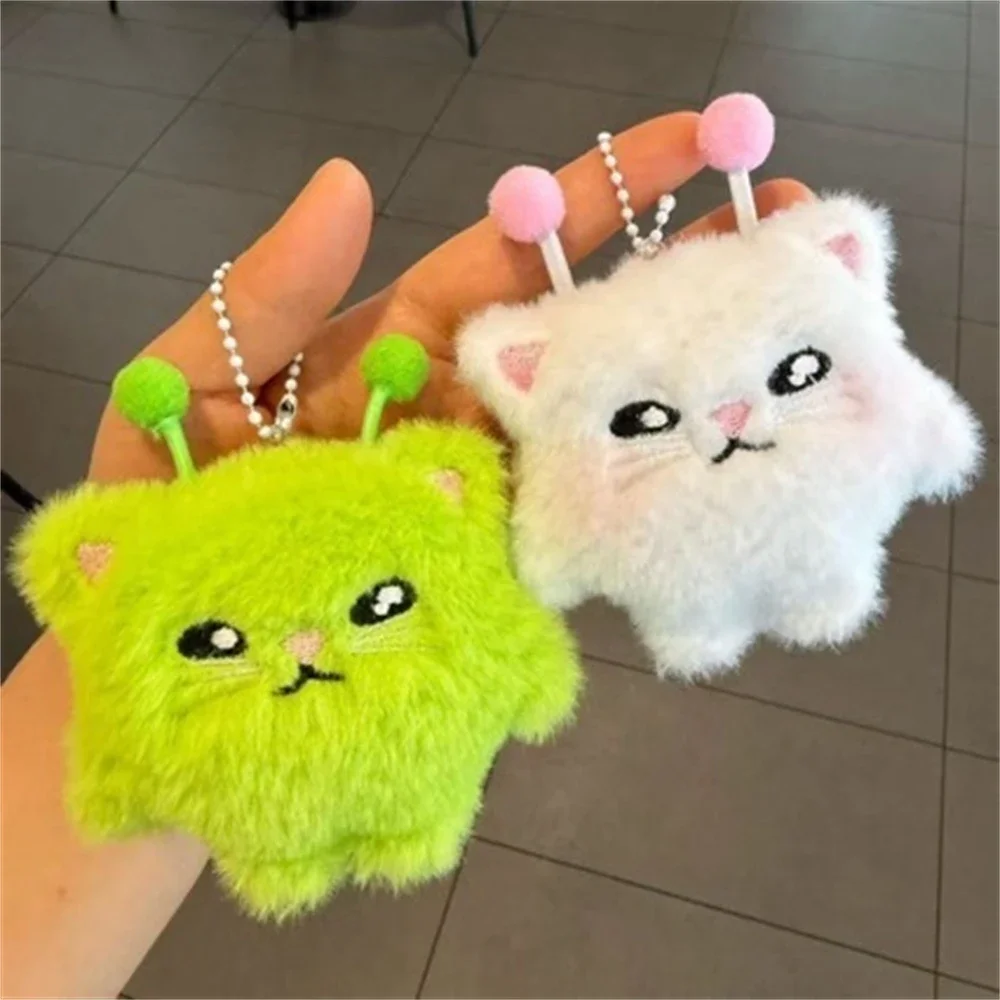 Women'S Young Bags - クリエイティブな緑色の宇宙人猫のぬいぐるみキーホルダー。面白い動物の形をしたペンダントで、かわいらしいバッグチャームやアクセサリーとして、若い女の子や女性にぴったり。