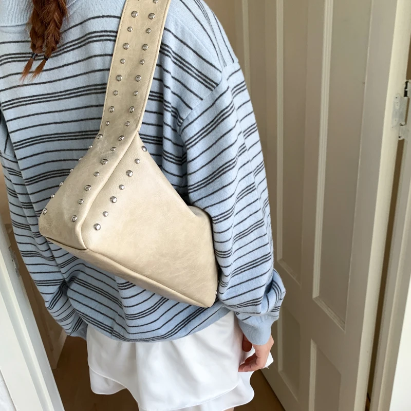 オリジナルデザインのリベット付きソフトレザー製、バイカースタ - Women Bags 2026 Trends のレビューと価格